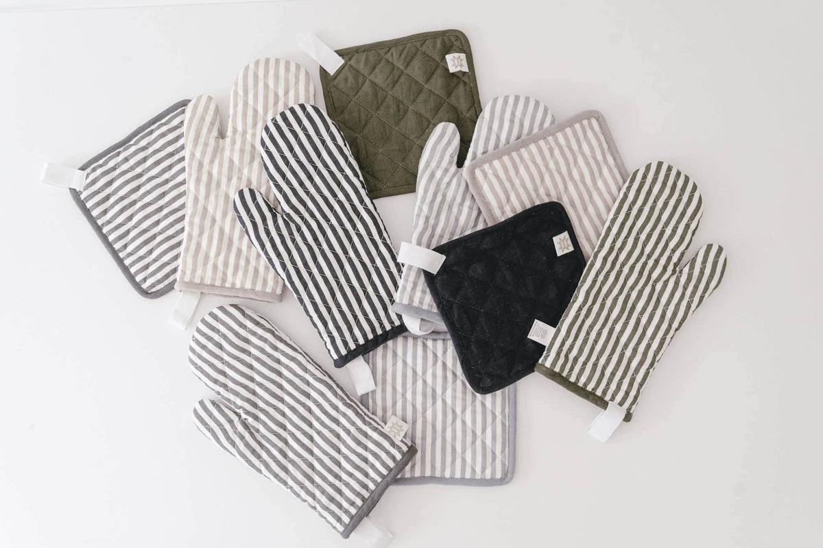Keepsake Quilted Linen Oven Mitt + Potholder Set Pewter